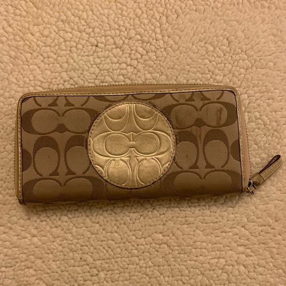 Coach purse in the color cream - Picture 4 of 7